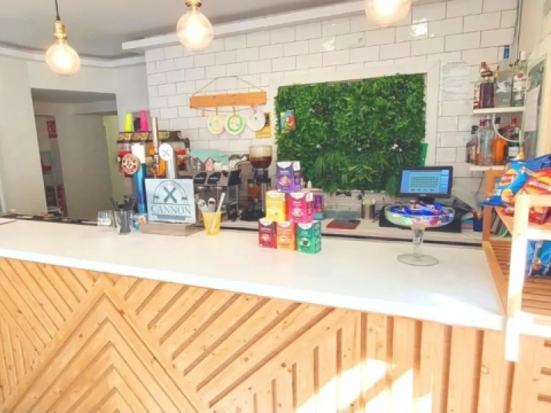 Discover this incredible opportunity to acquire a commercial premises in the heart of Fuengirola, just a few steps from the beautiful beaches. Located in a high-traffic area, this premises is surrounded by residential and hotel buildings, ensuring a const