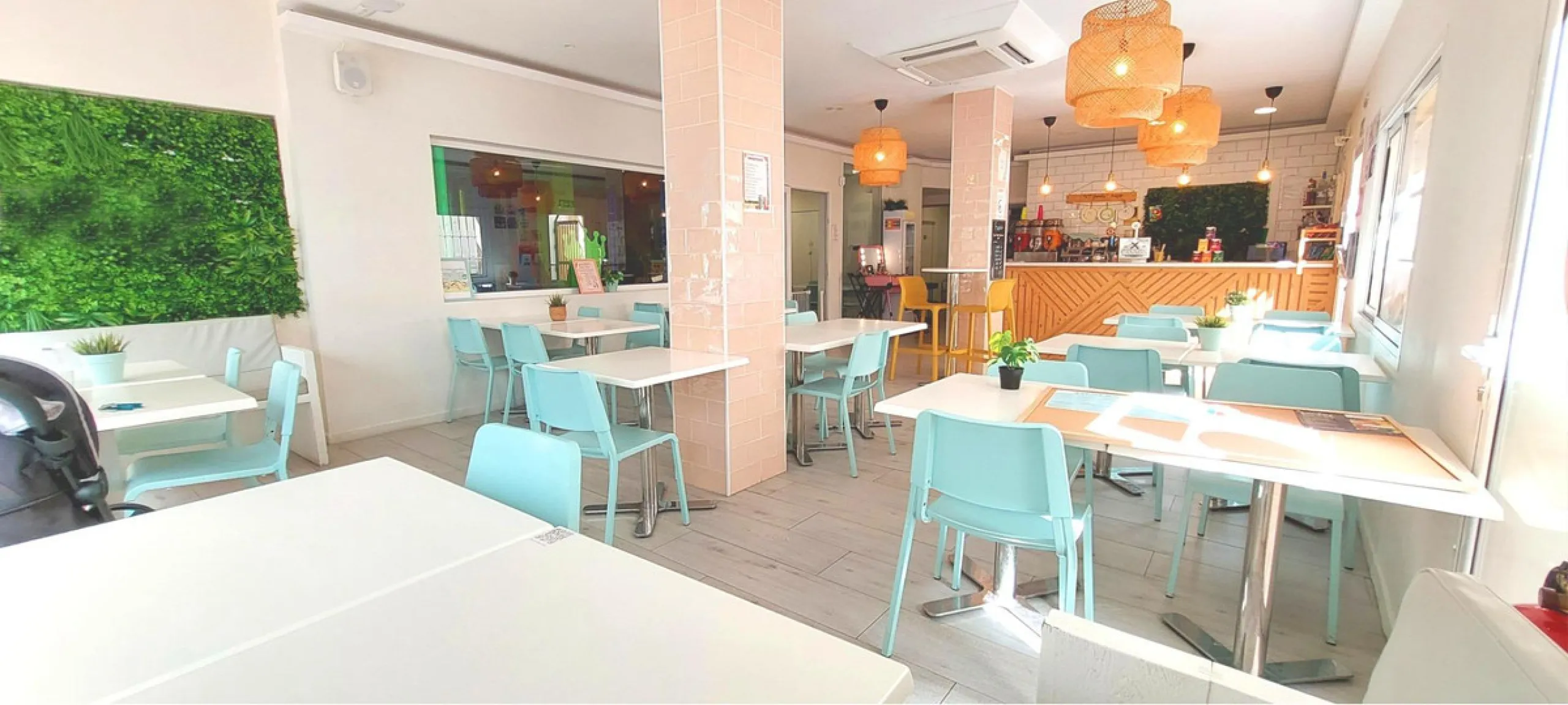 Discover this incredible opportunity to acquire a commercial premises in the heart of Fuengirola, just a few steps from the beautiful beaches. Located in a high-traffic area, this premises is surrounded by residential and hotel buildings, ensuring a const