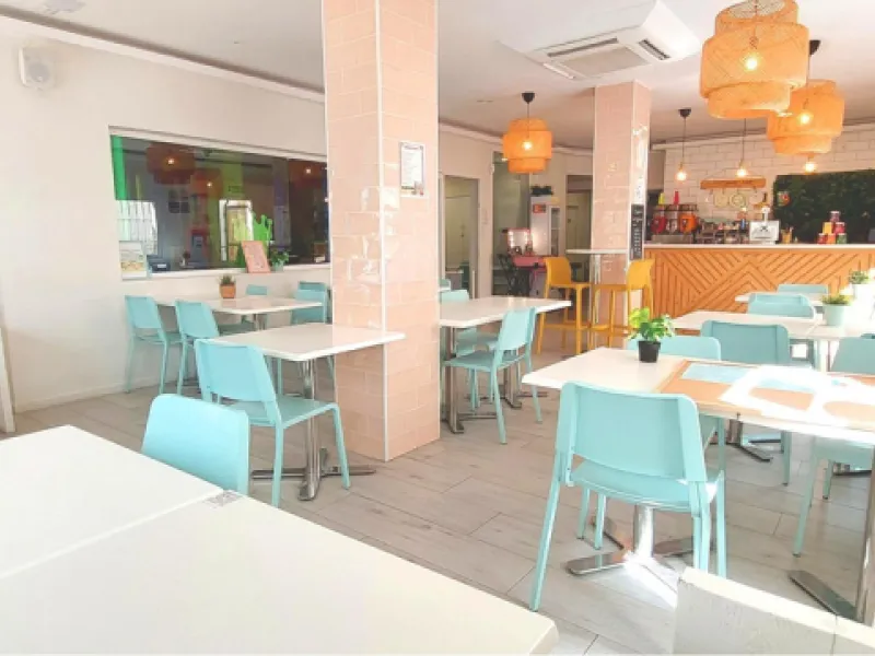Discover this incredible opportunity to acquire a commercial premises in the heart of Fuengirola, just a few steps from the beautiful beaches. Located in a high-traffic area, this premises is surrounded by residential and hotel buildings, ensuring a const