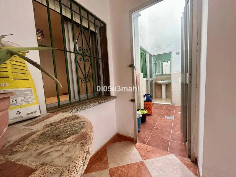 Discover this charming 180m2 house, according to the land registry, ideal for those seeking a customizable project.