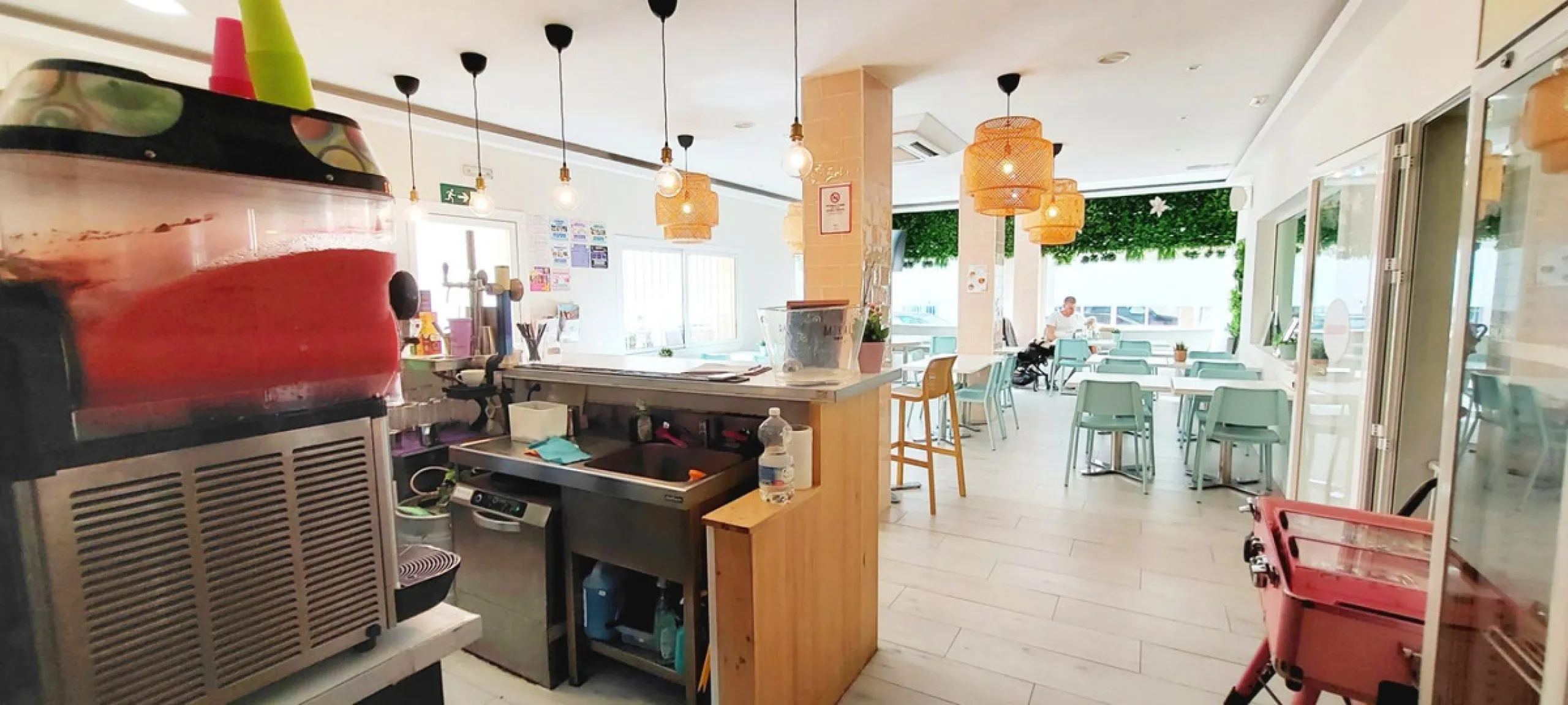Discover this incredible opportunity to acquire a commercial premises in the heart of Fuengirola, just a few steps from the beautiful beaches. Located in a high-traffic area, this premises is surrounded by residential and hotel buildings, ensuring a const