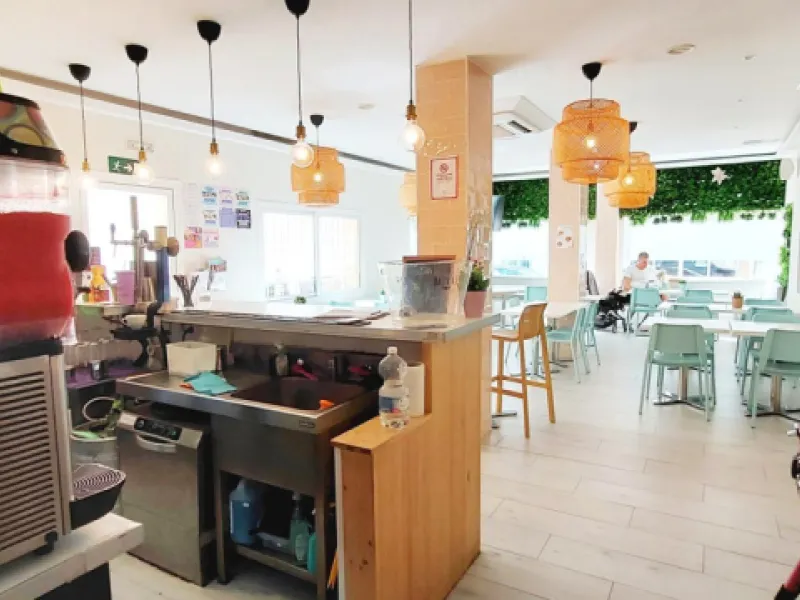 Discover this incredible opportunity to acquire a commercial premises in the heart of Fuengirola, just a few steps from the beautiful beaches. Located in a high-traffic area, this premises is surrounded by residential and hotel buildings, ensuring a const