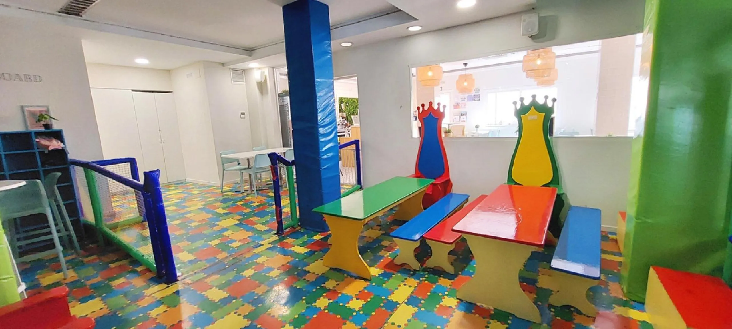 Discover this incredible opportunity to acquire a commercial premises in the heart of Fuengirola, just a few steps from the beautiful beaches. Located in a high-traffic area, this premises is surrounded by residential and hotel buildings, ensuring a const