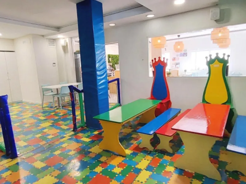 Discover this incredible opportunity to acquire a commercial premises in the heart of Fuengirola, just a few steps from the beautiful beaches. Located in a high-traffic area, this premises is surrounded by residential and hotel buildings, ensuring a const
