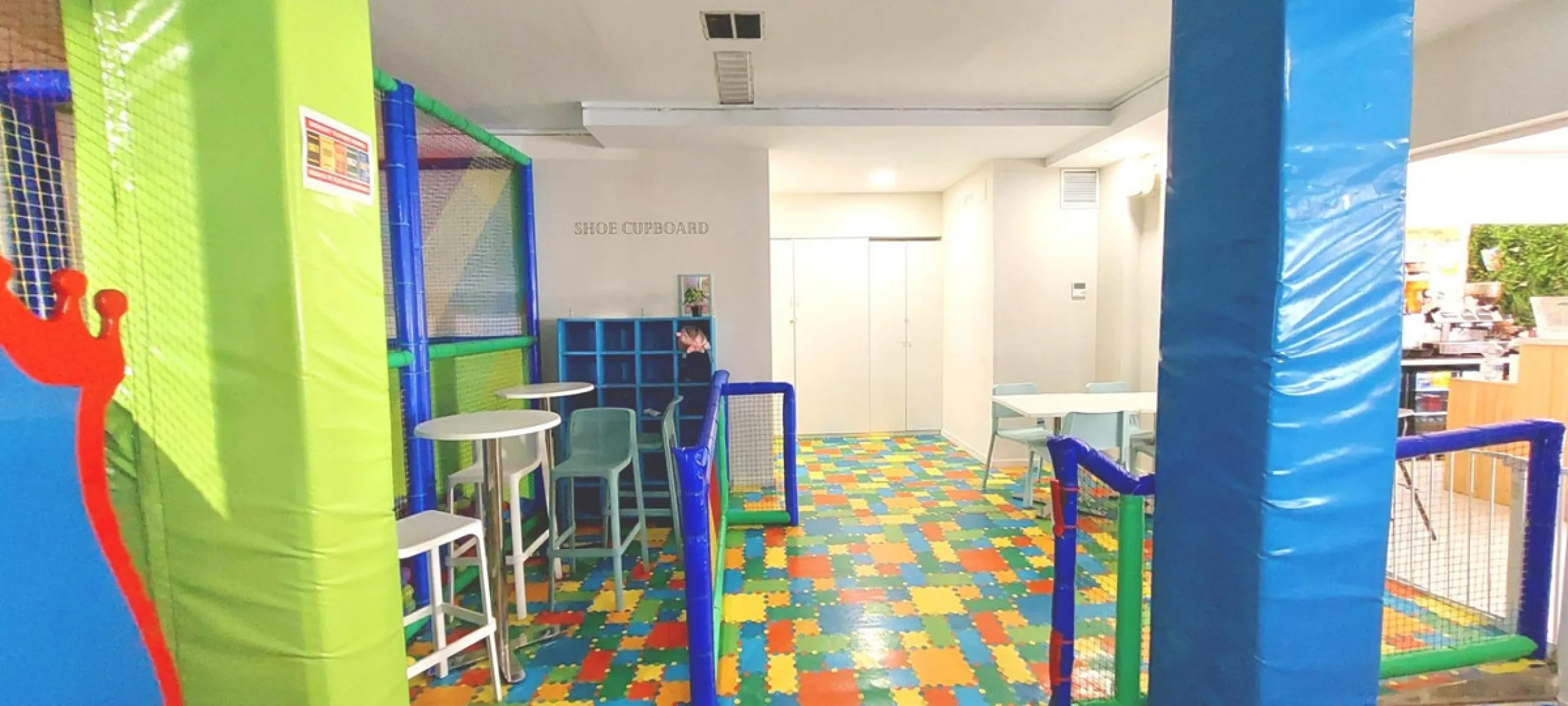 Discover this incredible opportunity to acquire a commercial premises in the heart of Fuengirola, just a few steps from the beautiful beaches. Located in a high-traffic area, this premises is surrounded by residential and hotel buildings, ensuring a const
