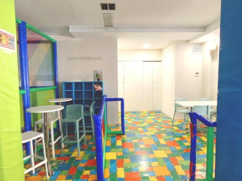 Discover this incredible opportunity to acquire a commercial premises in the heart of Fuengirola, just a few steps from the beautiful beaches. Located in a high-traffic area, this premises is surrounded by residential and hotel buildings, ensuring a const