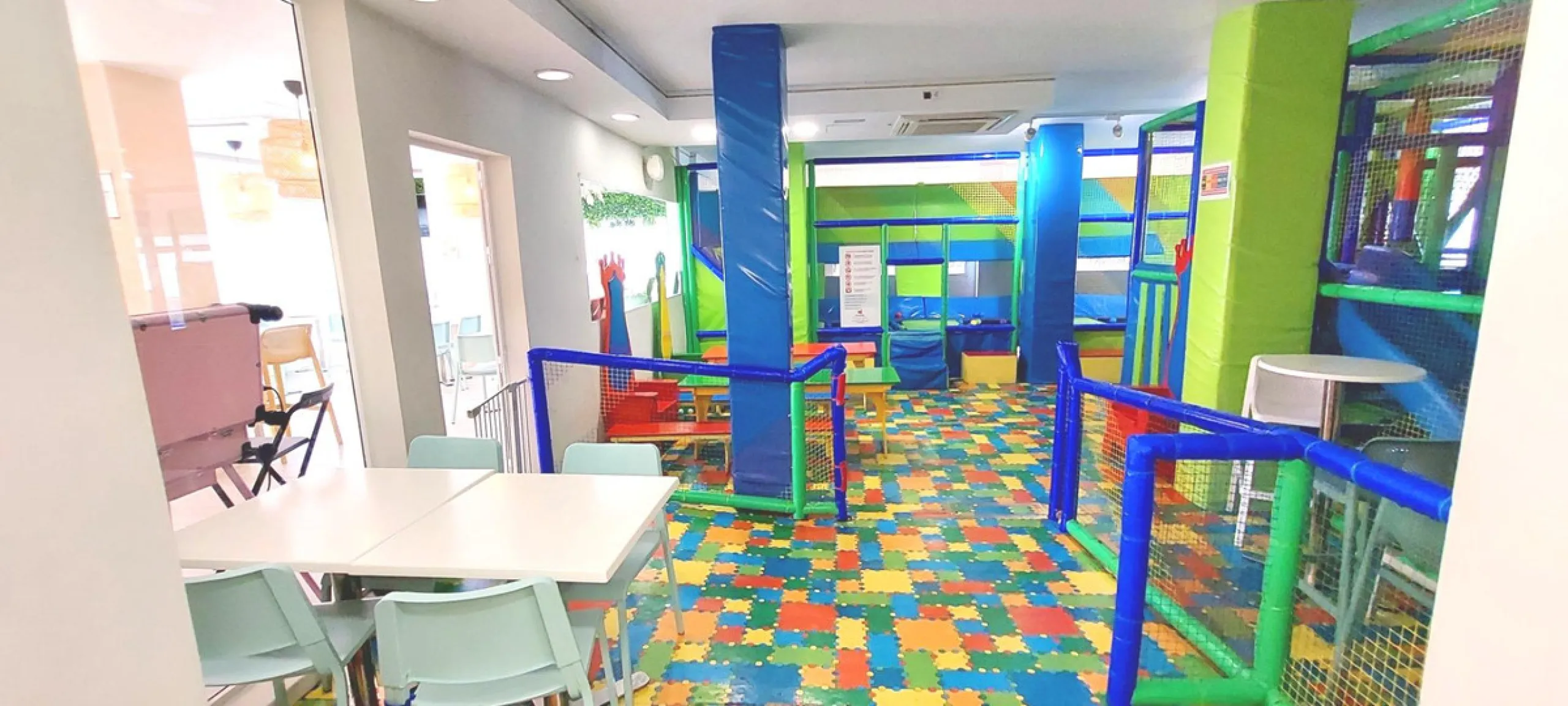 Discover this incredible opportunity to acquire a commercial premises in the heart of Fuengirola, just a few steps from the beautiful beaches. Located in a high-traffic area, this premises is surrounded by residential and hotel buildings, ensuring a const