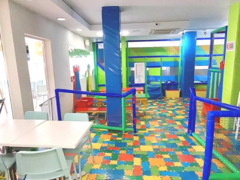 Discover this incredible opportunity to acquire a commercial premises in the heart of Fuengirola, just a few steps from the beautiful beaches. Located in a high-traffic area, this premises is surrounded by residential and hotel buildings, ensuring a const
