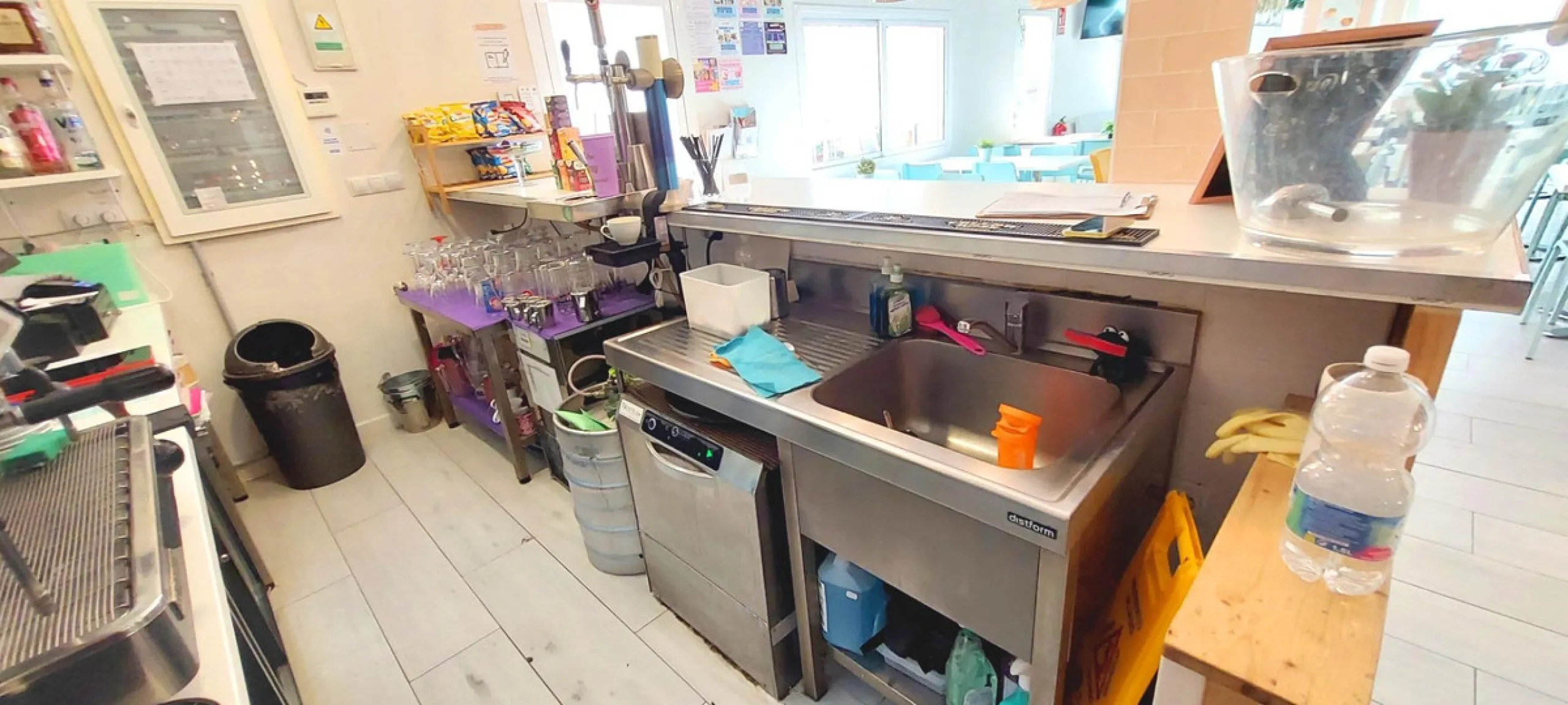 Discover this incredible opportunity to acquire a commercial premises in the heart of Fuengirola, just a few steps from the beautiful beaches. Located in a high-traffic area, this premises is surrounded by residential and hotel buildings, ensuring a const