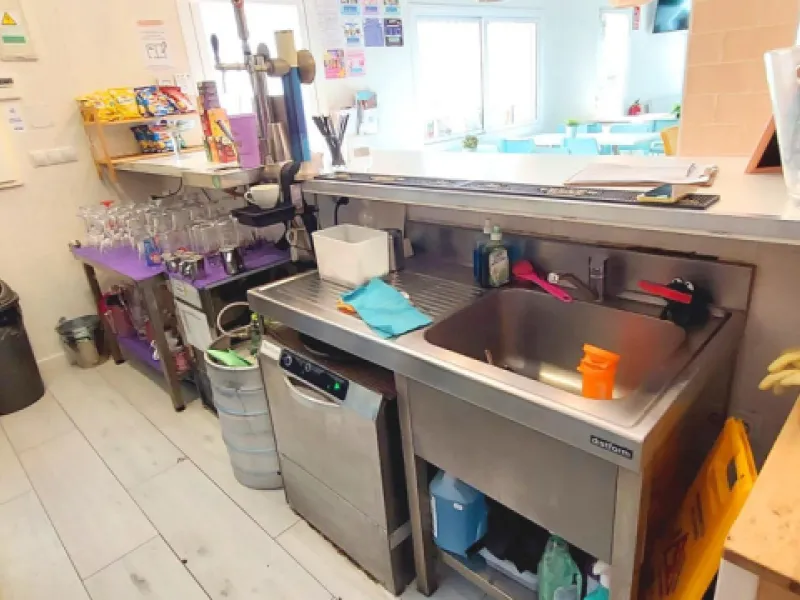 Discover this incredible opportunity to acquire a commercial premises in the heart of Fuengirola, just a few steps from the beautiful beaches. Located in a high-traffic area, this premises is surrounded by residential and hotel buildings, ensuring a const