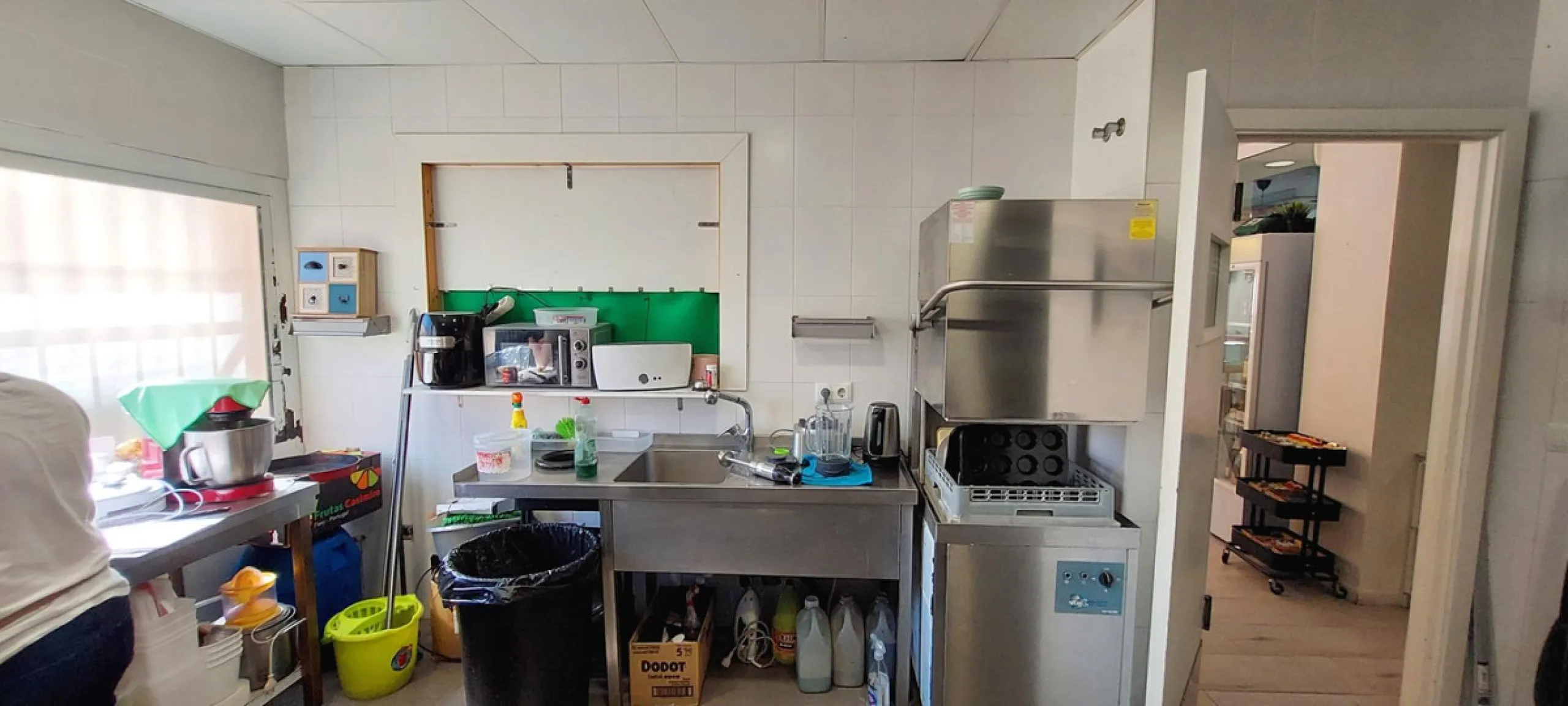 Discover this incredible opportunity to acquire a commercial premises in the heart of Fuengirola, just a few steps from the beautiful beaches. Located in a high-traffic area, this premises is surrounded by residential and hotel buildings, ensuring a const