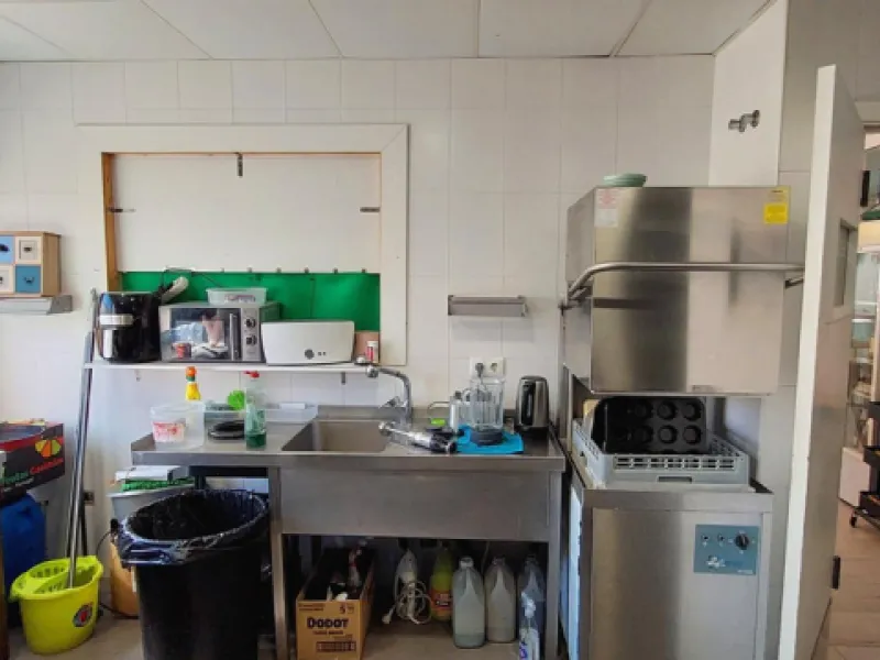 Discover this incredible opportunity to acquire a commercial premises in the heart of Fuengirola, just a few steps from the beautiful beaches. Located in a high-traffic area, this premises is surrounded by residential and hotel buildings, ensuring a const