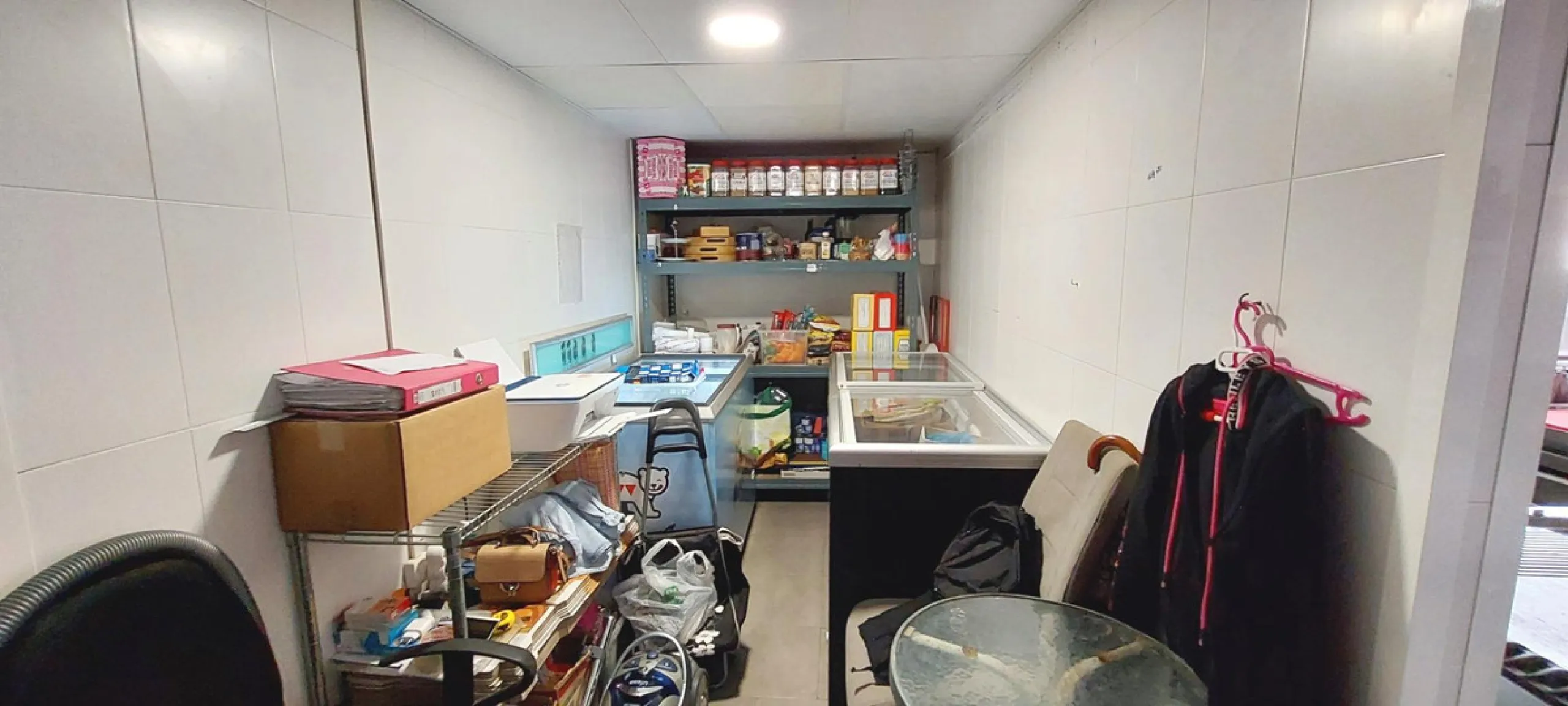 Discover this incredible opportunity to acquire a commercial premises in the heart of Fuengirola, just a few steps from the beautiful beaches. Located in a high-traffic area, this premises is surrounded by residential and hotel buildings, ensuring a const