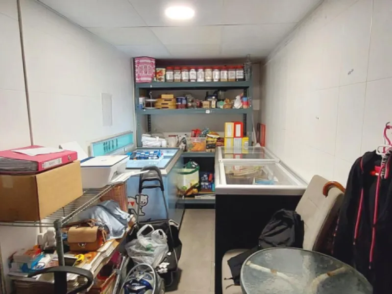Discover this incredible opportunity to acquire a commercial premises in the heart of Fuengirola, just a few steps from the beautiful beaches. Located in a high-traffic area, this premises is surrounded by residential and hotel buildings, ensuring a const