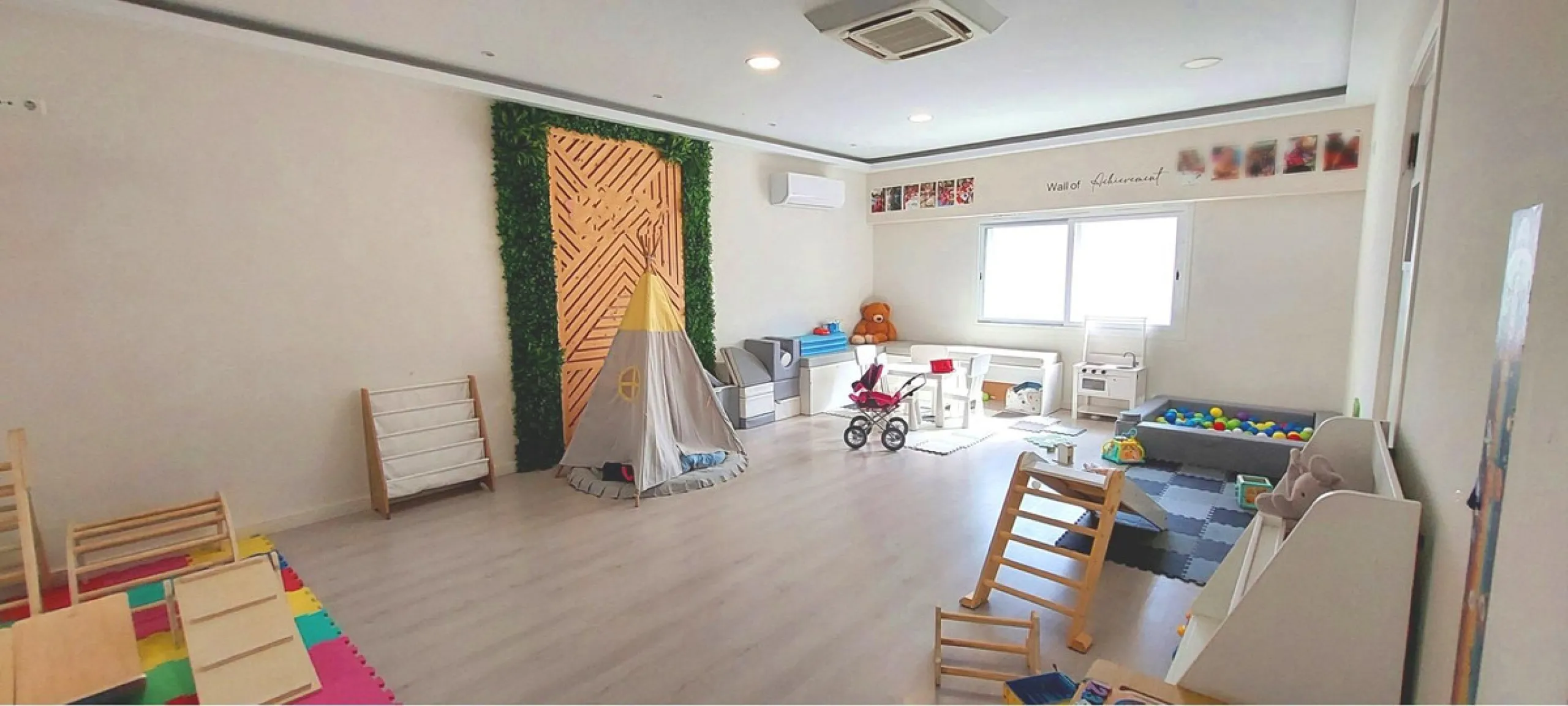 Discover this incredible opportunity to acquire a commercial premises in the heart of Fuengirola, just a few steps from the beautiful beaches. Located in a high-traffic area, this premises is surrounded by residential and hotel buildings, ensuring a const