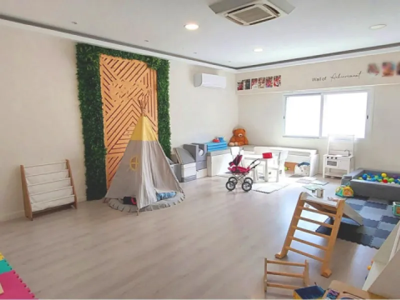 Discover this incredible opportunity to acquire a commercial premises in the heart of Fuengirola, just a few steps from the beautiful beaches. Located in a high-traffic area, this premises is surrounded by residential and hotel buildings, ensuring a const
