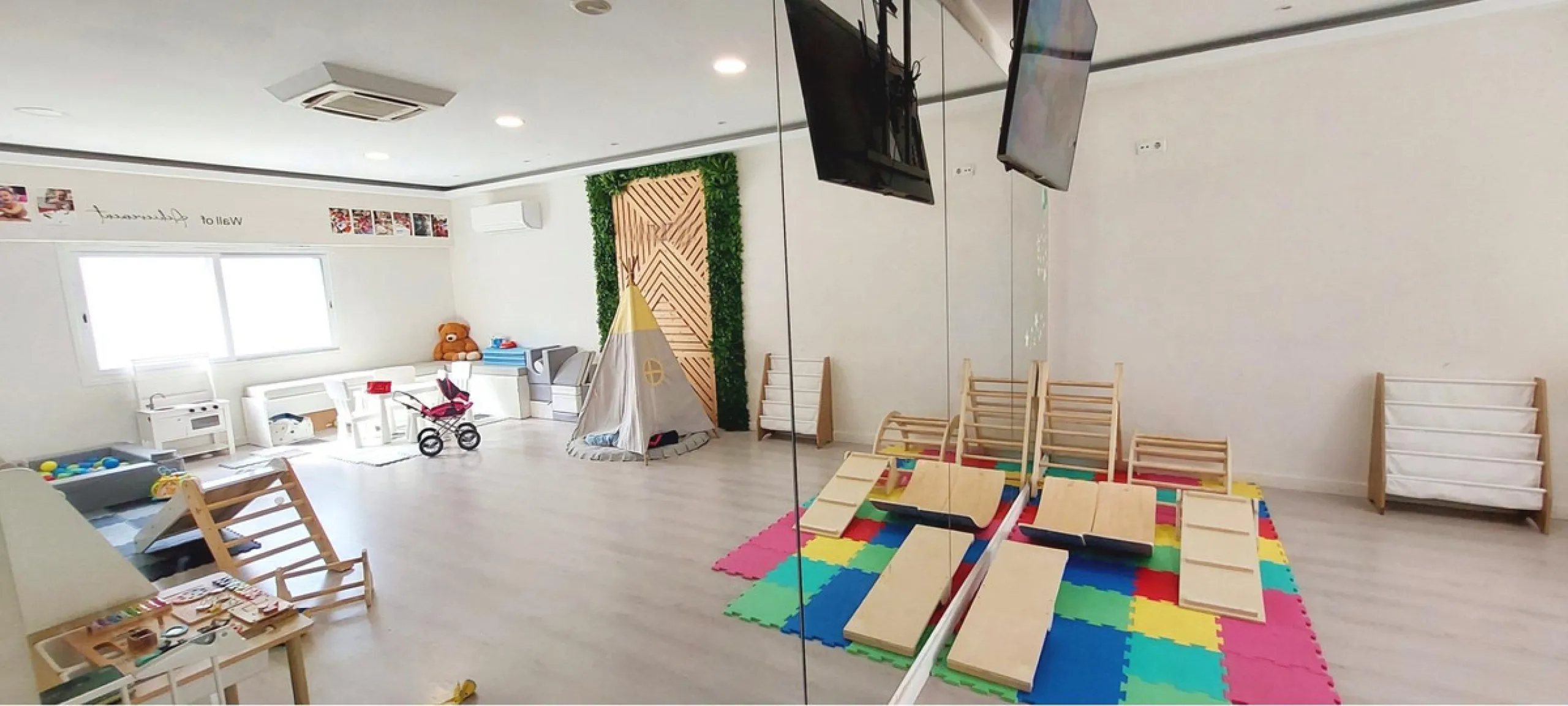 Discover this incredible opportunity to acquire a commercial premises in the heart of Fuengirola, just a few steps from the beautiful beaches. Located in a high-traffic area, this premises is surrounded by residential and hotel buildings, ensuring a const