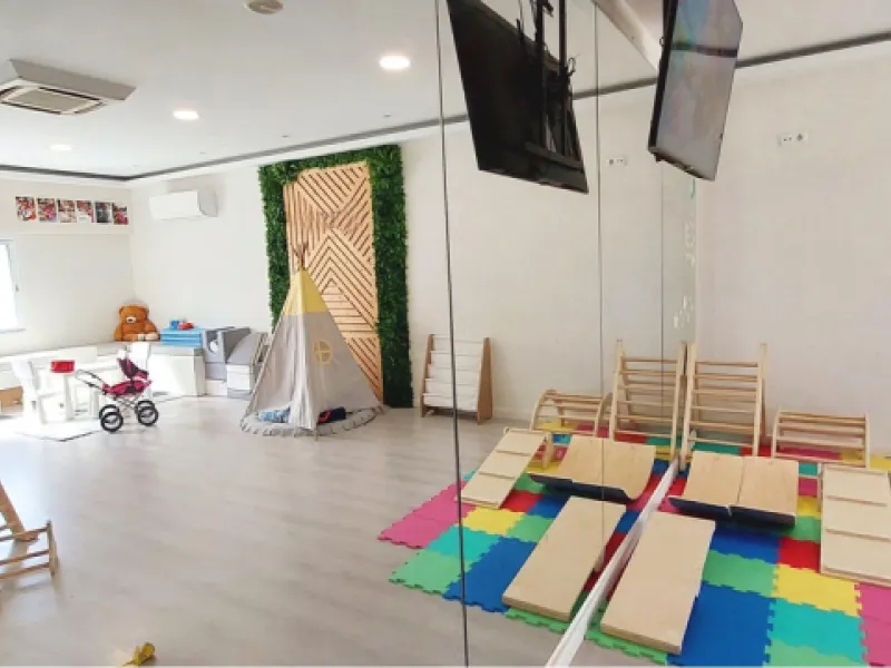 Discover this incredible opportunity to acquire a commercial premises in the heart of Fuengirola, just a few steps from the beautiful beaches. Located in a high-traffic area, this premises is surrounded by residential and hotel buildings, ensuring a const