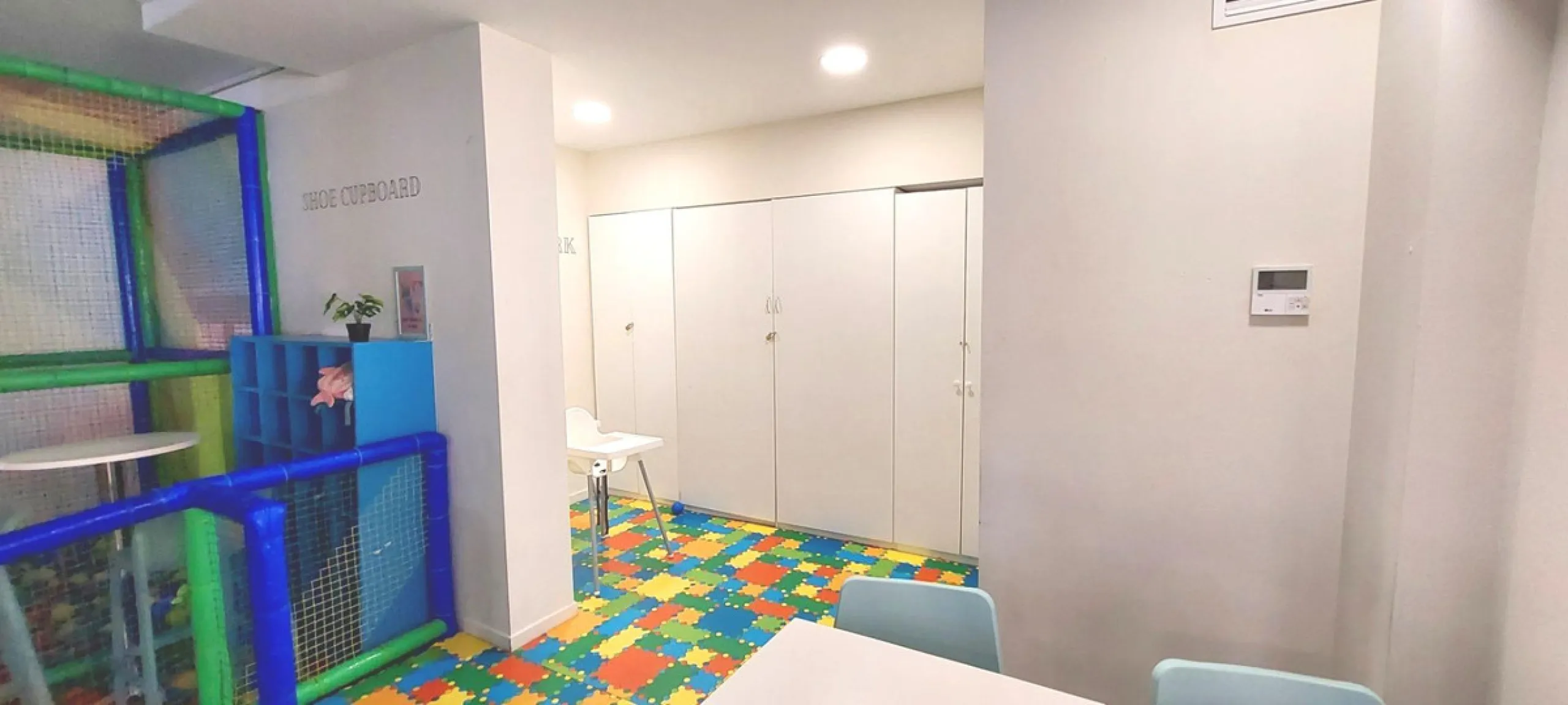 Discover this incredible opportunity to acquire a commercial premises in the heart of Fuengirola, just a few steps from the beautiful beaches. Located in a high-traffic area, this premises is surrounded by residential and hotel buildings, ensuring a const