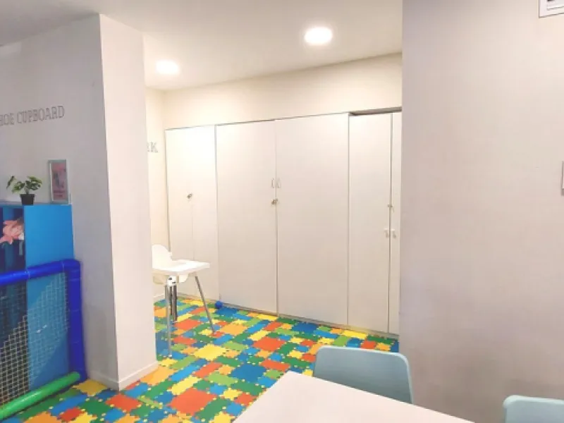 Discover this incredible opportunity to acquire a commercial premises in the heart of Fuengirola, just a few steps from the beautiful beaches. Located in a high-traffic area, this premises is surrounded by residential and hotel buildings, ensuring a const