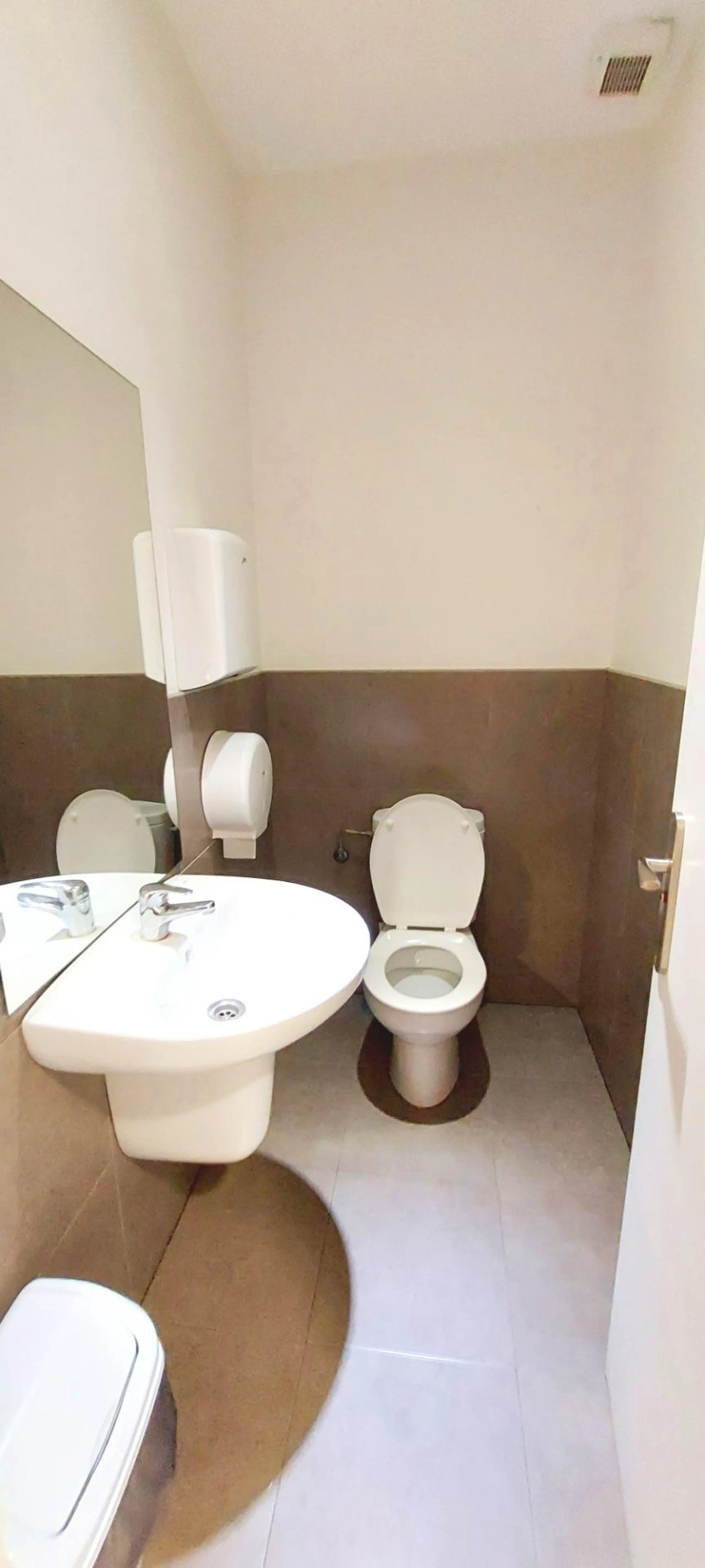 Discover this incredible opportunity to acquire a commercial premises in the heart of Fuengirola, just a few steps from the beautiful beaches. Located in a high-traffic area, this premises is surrounded by residential and hotel buildings, ensuring a const