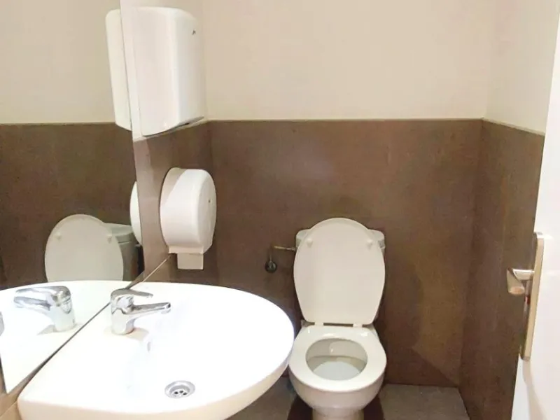 Discover this incredible opportunity to acquire a commercial premises in the heart of Fuengirola, just a few steps from the beautiful beaches. Located in a high-traffic area, this premises is surrounded by residential and hotel buildings, ensuring a const