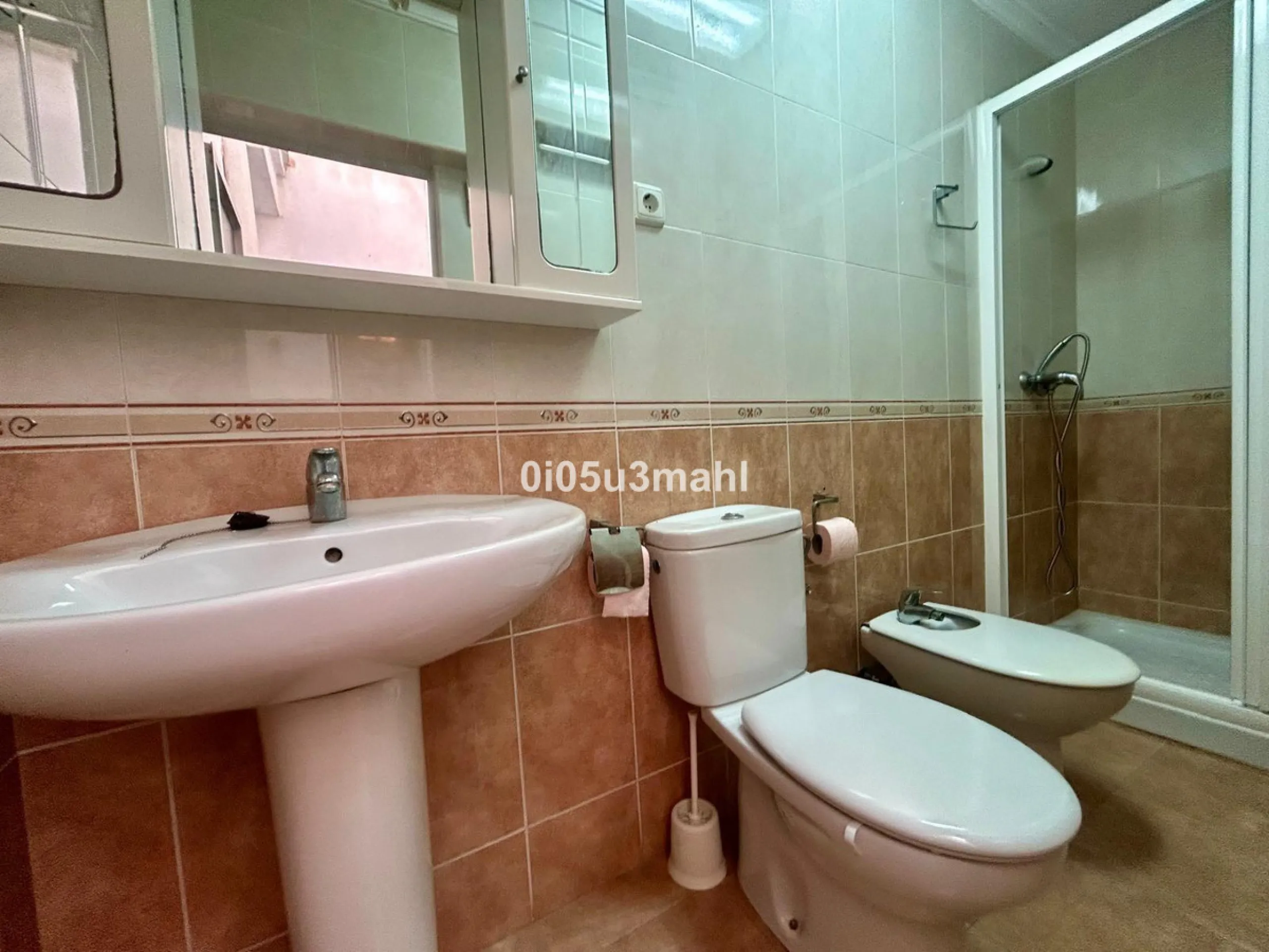 Discover this charming 180m2 house, according to the land registry, ideal for those seeking a customizable project.