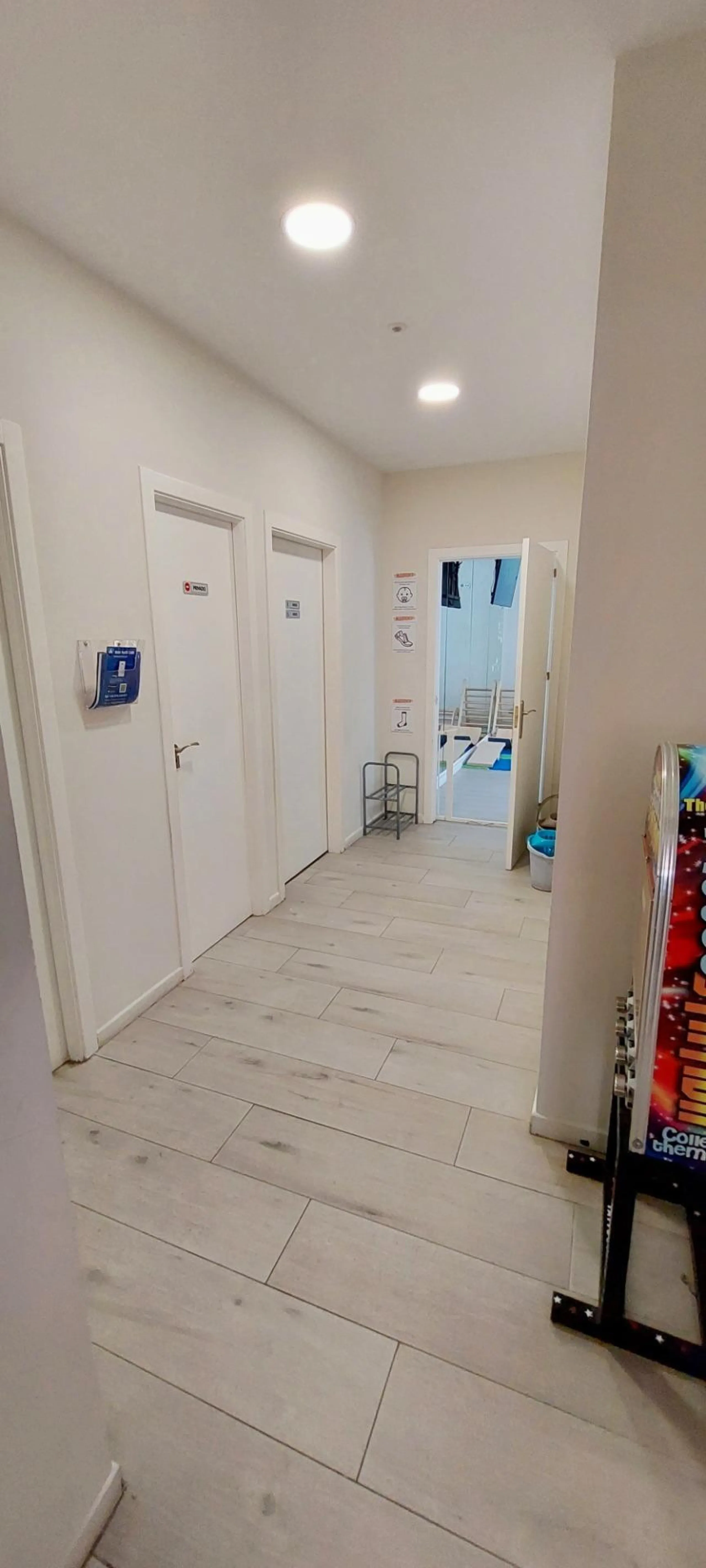 Discover this incredible opportunity to acquire a commercial premises in the heart of Fuengirola, just a few steps from the beautiful beaches. Located in a high-traffic area, this premises is surrounded by residential and hotel buildings, ensuring a const