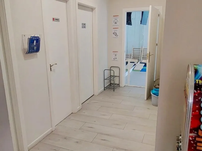 Discover this incredible opportunity to acquire a commercial premises in the heart of Fuengirola, just a few steps from the beautiful beaches. Located in a high-traffic area, this premises is surrounded by residential and hotel buildings, ensuring a const