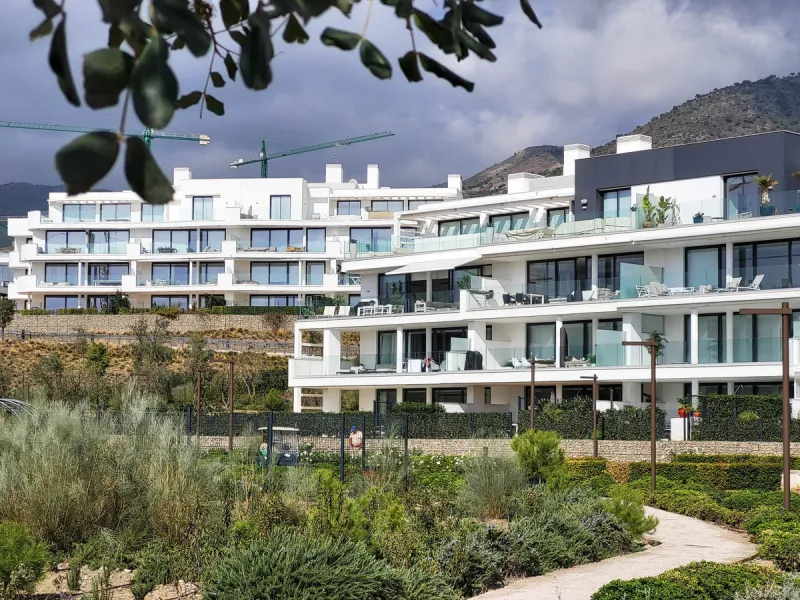 Experience the "Wow" Factor. From the moment you step into this luxurious 3-bedroom apartment, you are greeted by an immediate sense of openness, sophistication, and tranquility. The seamless blend of spacious design and natural light creates a "wow" fact