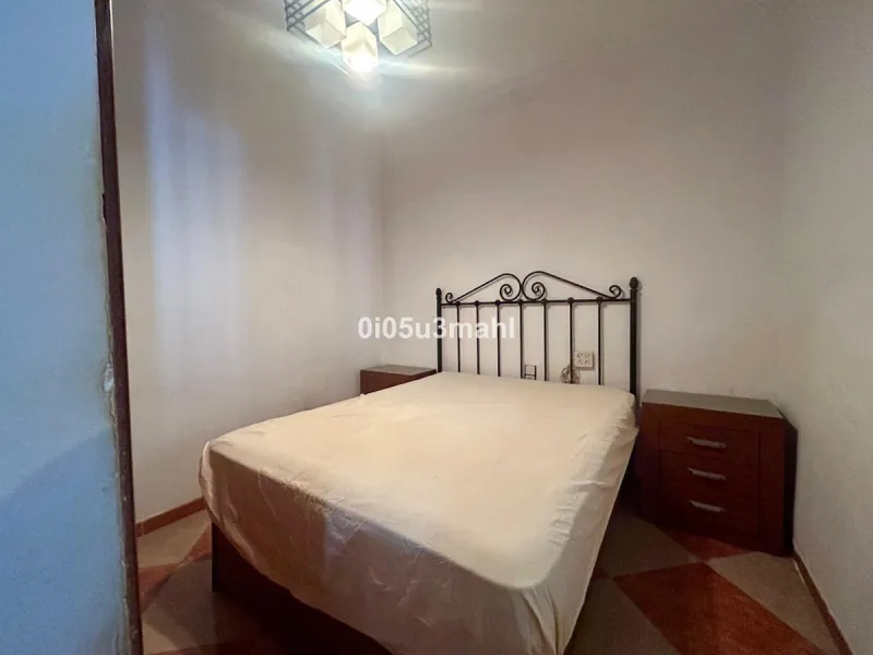 Discover this charming 180m2 house, according to the land registry, ideal for those seeking a customizable project.