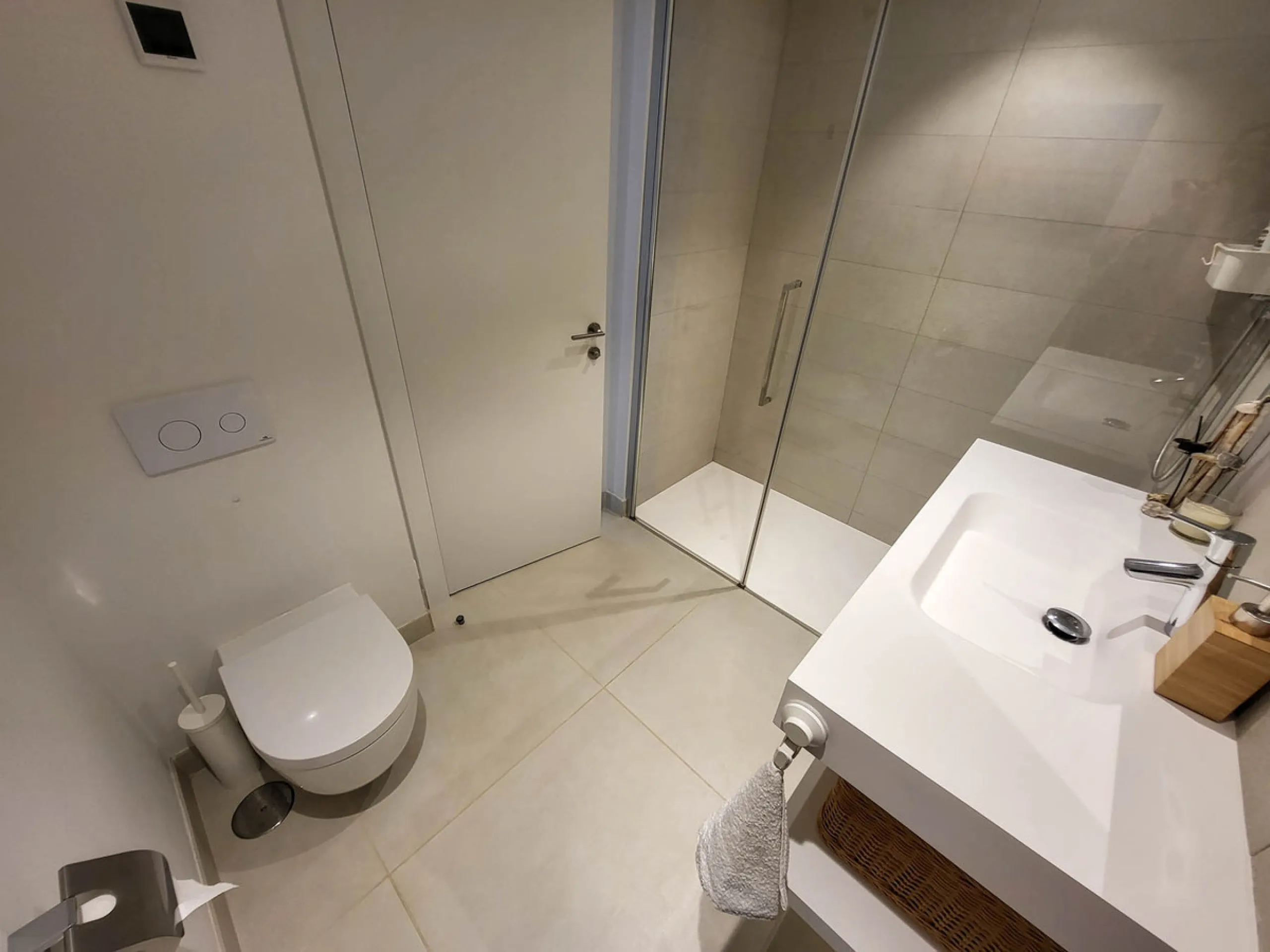 Experience the "Wow" Factor. From the moment you step into this luxurious 3-bedroom apartment, you are greeted by an immediate sense of openness, sophistication, and tranquility. The seamless blend of spacious design and natural light creates a "wow" fact