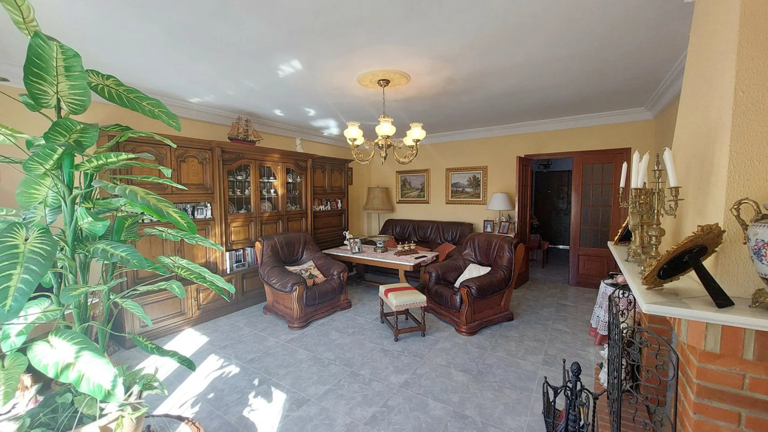 Huge house with large plot in Puerto de la Torre, 10 minutes from Avenida de Carlos Haya, privileged location in quiet area and minutes from Malaga, easy access to the highway. It is distributed in 5 bedrooms and 2 bathrooms, a large living room, terraces