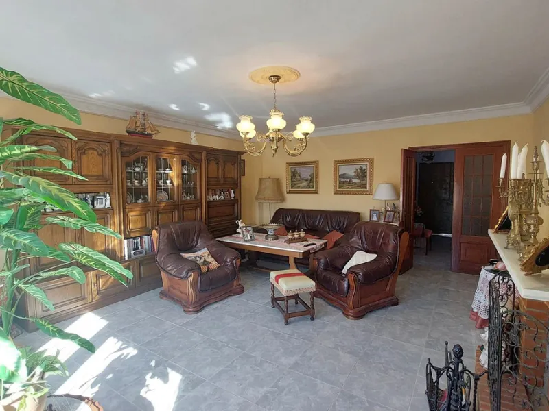 Huge house with large plot in Puerto de la Torre, 10 minutes from Avenida de Carlos Haya, privileged location in quiet area and minutes from Malaga, easy access to the highway. It is distributed in 5 bedrooms and 2 bathrooms, a large living room, terraces