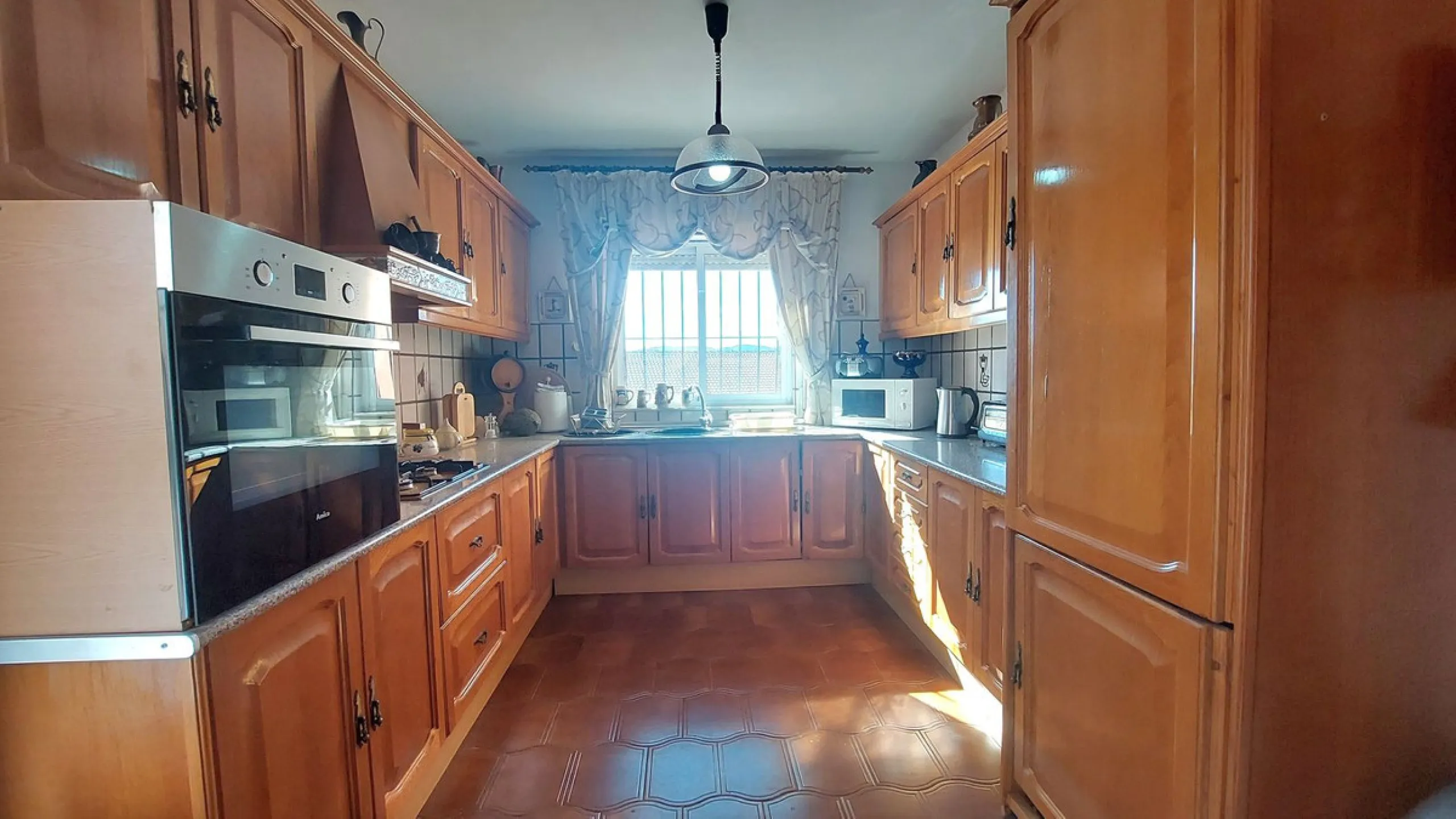 Huge house with large plot in Puerto de la Torre, 10 minutes from Avenida de Carlos Haya, privileged location in quiet area and minutes from Malaga, easy access to the highway. It is distributed in 5 bedrooms and 2 bathrooms, a large living room, terraces