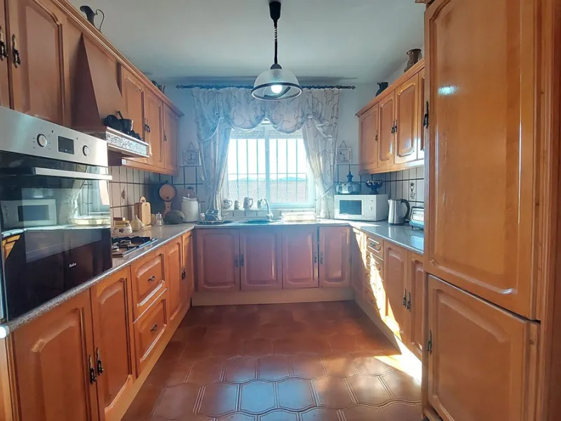 Huge house with large plot in Puerto de la Torre, 10 minutes from Avenida de Carlos Haya, privileged location in quiet area and minutes from Malaga, easy access to the highway. It is distributed in 5 bedrooms and 2 bathrooms, a large living room, terraces