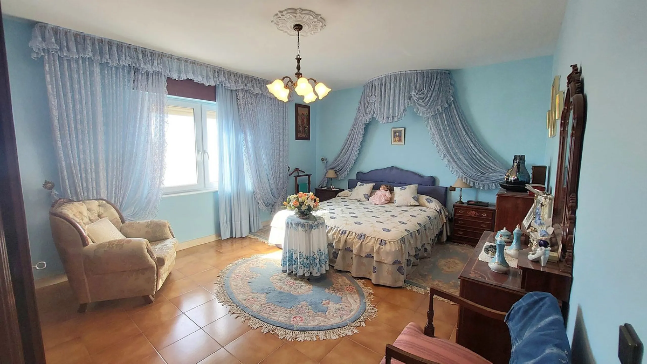 Huge house with large plot in Puerto de la Torre, 10 minutes from Avenida de Carlos Haya, privileged location in quiet area and minutes from Malaga, easy access to the highway. It is distributed in 5 bedrooms and 2 bathrooms, a large living room, terraces
