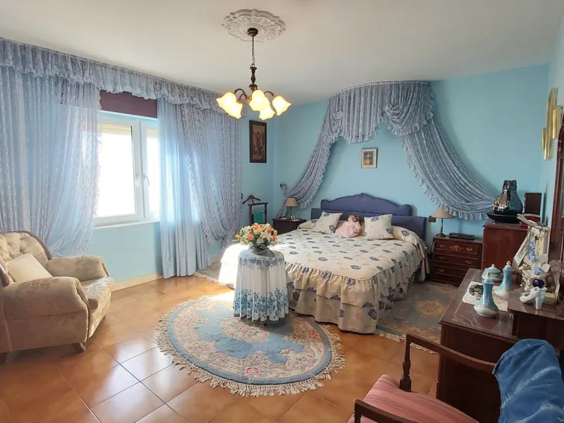 Huge house with large plot in Puerto de la Torre, 10 minutes from Avenida de Carlos Haya, privileged location in quiet area and minutes from Malaga, easy access to the highway. It is distributed in 5 bedrooms and 2 bathrooms, a large living room, terraces