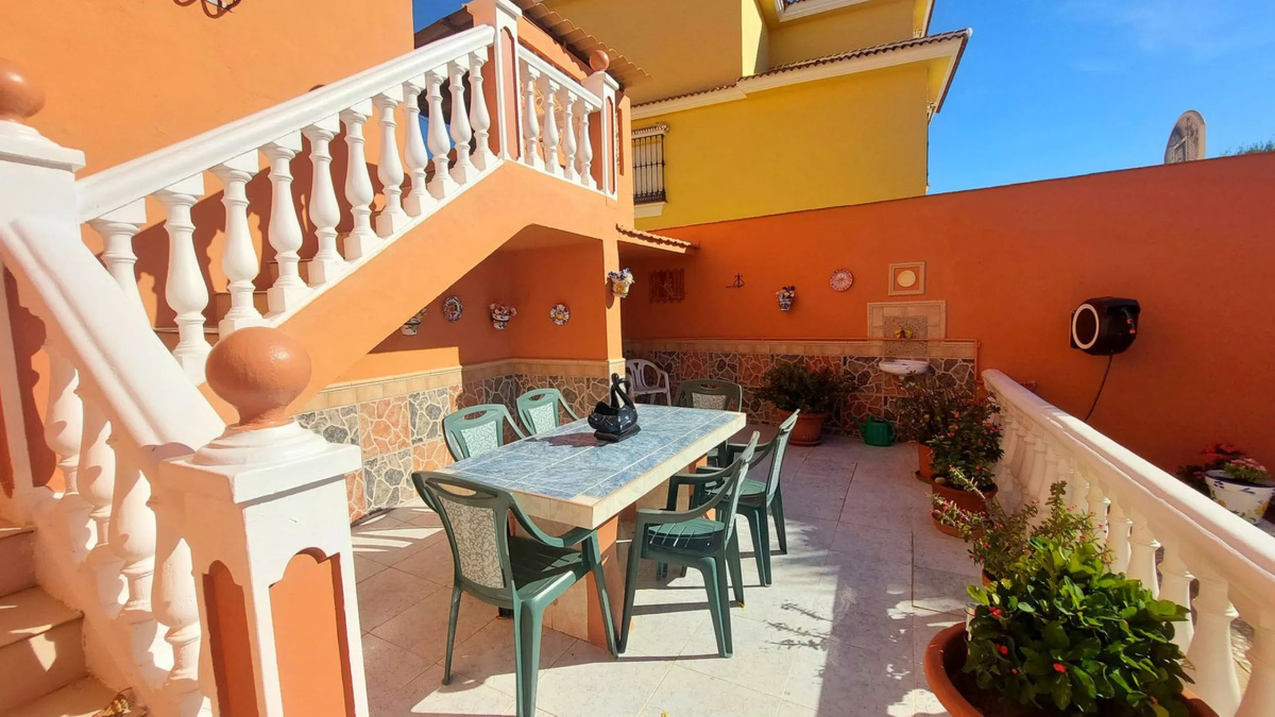 Huge house with large plot in Puerto de la Torre, 10 minutes from Avenida de Carlos Haya, privileged location in quiet area and minutes from Malaga, easy access to the highway. It is distributed in 5 bedrooms and 2 bathrooms, a large living room, terraces