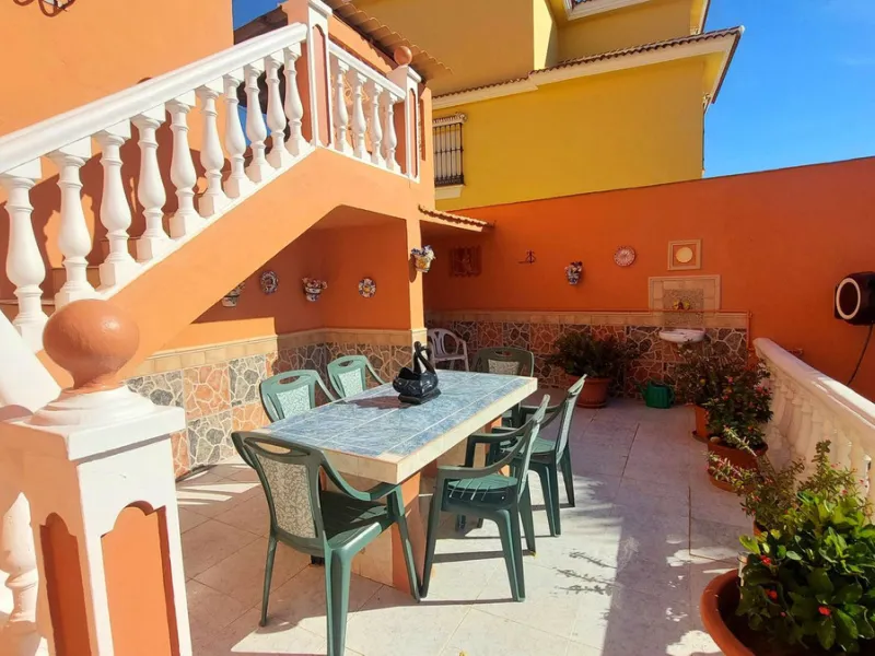 Huge house with large plot in Puerto de la Torre, 10 minutes from Avenida de Carlos Haya, privileged location in quiet area and minutes from Malaga, easy access to the highway. It is distributed in 5 bedrooms and 2 bathrooms, a large living room, terraces