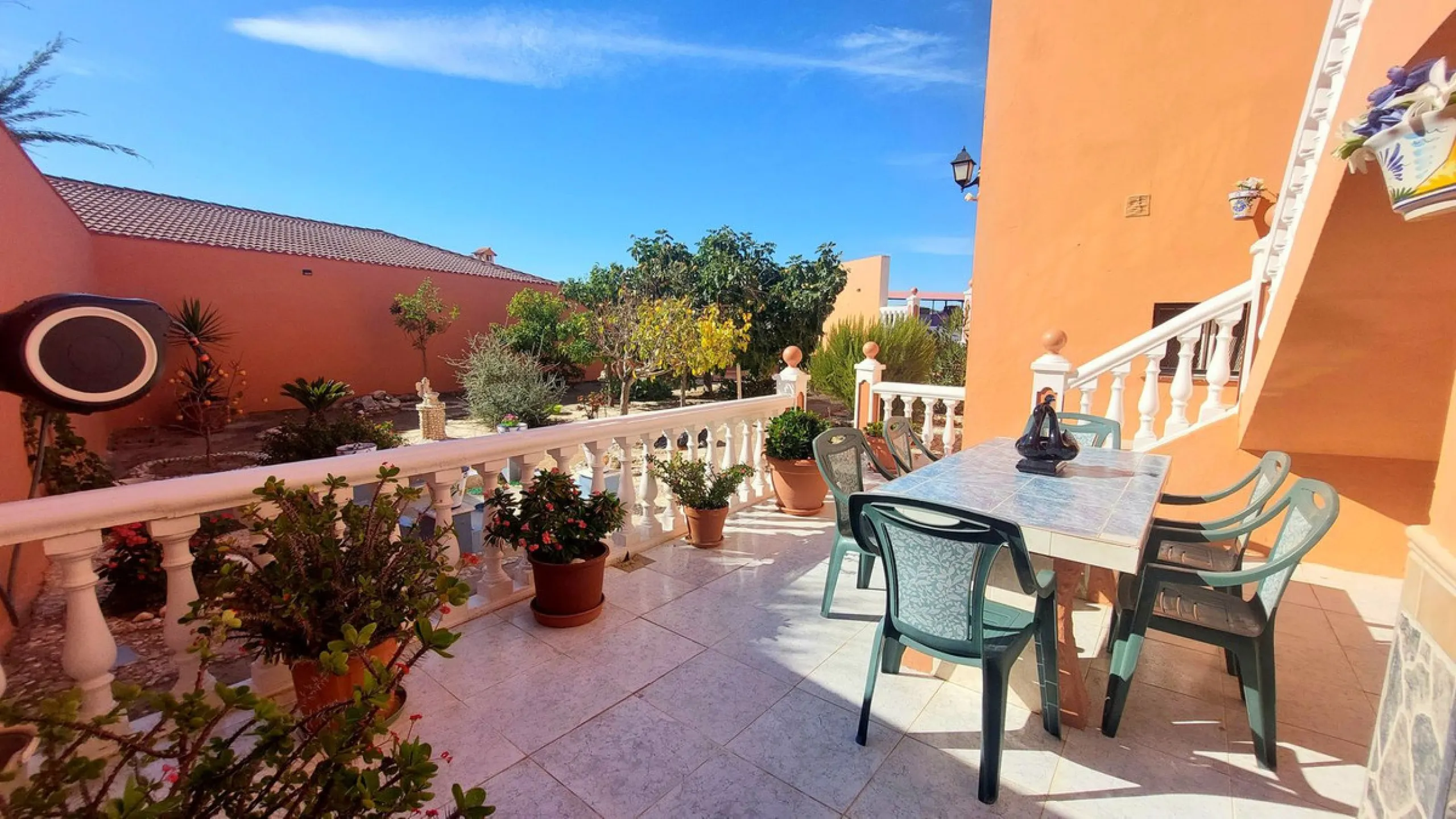 Huge house with large plot in Puerto de la Torre, 10 minutes from Avenida de Carlos Haya, privileged location in quiet area and minutes from Malaga, easy access to the highway. It is distributed in 5 bedrooms and 2 bathrooms, a large living room, terraces