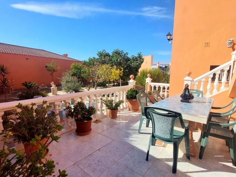 Huge house with large plot in Puerto de la Torre, 10 minutes from Avenida de Carlos Haya, privileged location in quiet area and minutes from Malaga, easy access to the highway. It is distributed in 5 bedrooms and 2 bathrooms, a large living room, terraces