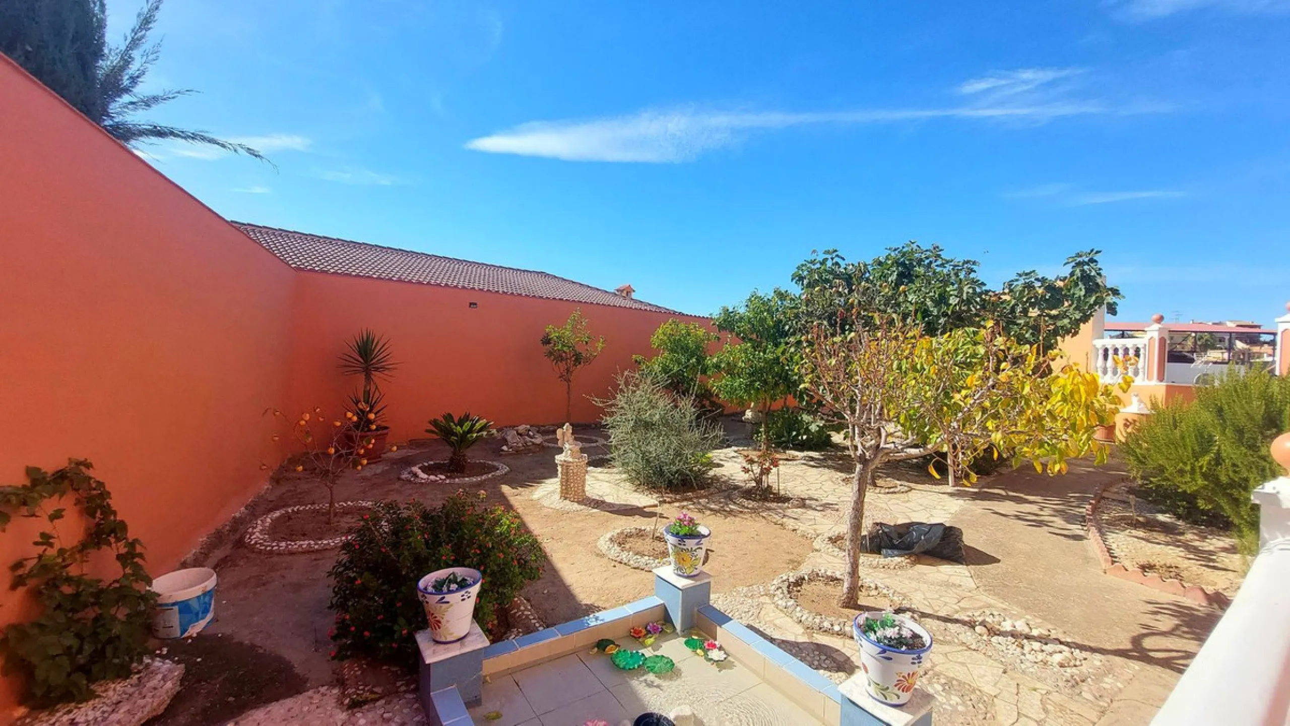 Huge house with large plot in Puerto de la Torre, 10 minutes from Avenida de Carlos Haya, privileged location in quiet area and minutes from Malaga, easy access to the highway. It is distributed in 5 bedrooms and 2 bathrooms, a large living room, terraces