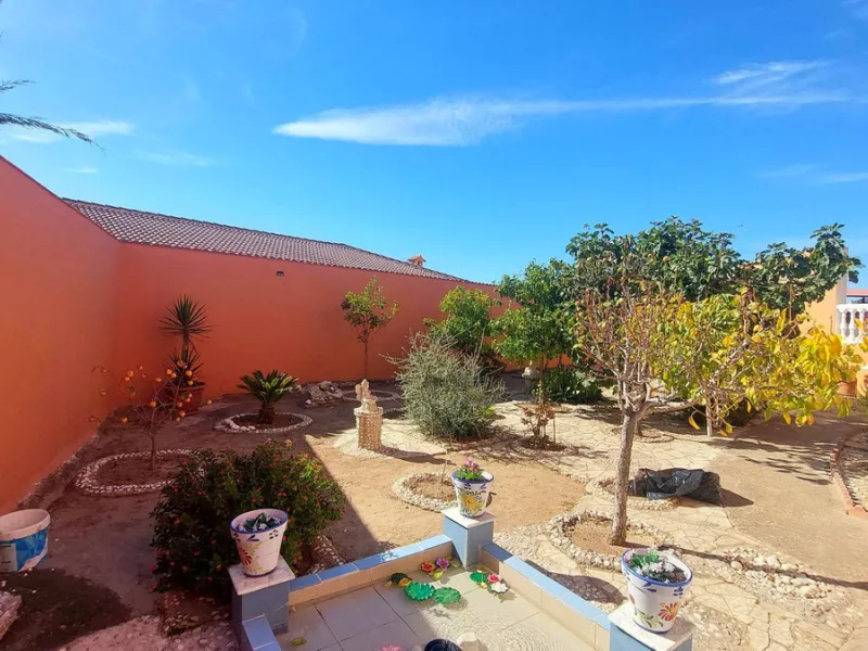 Huge house with large plot in Puerto de la Torre, 10 minutes from Avenida de Carlos Haya, privileged location in quiet area and minutes from Malaga, easy access to the highway. It is distributed in 5 bedrooms and 2 bathrooms, a large living room, terraces