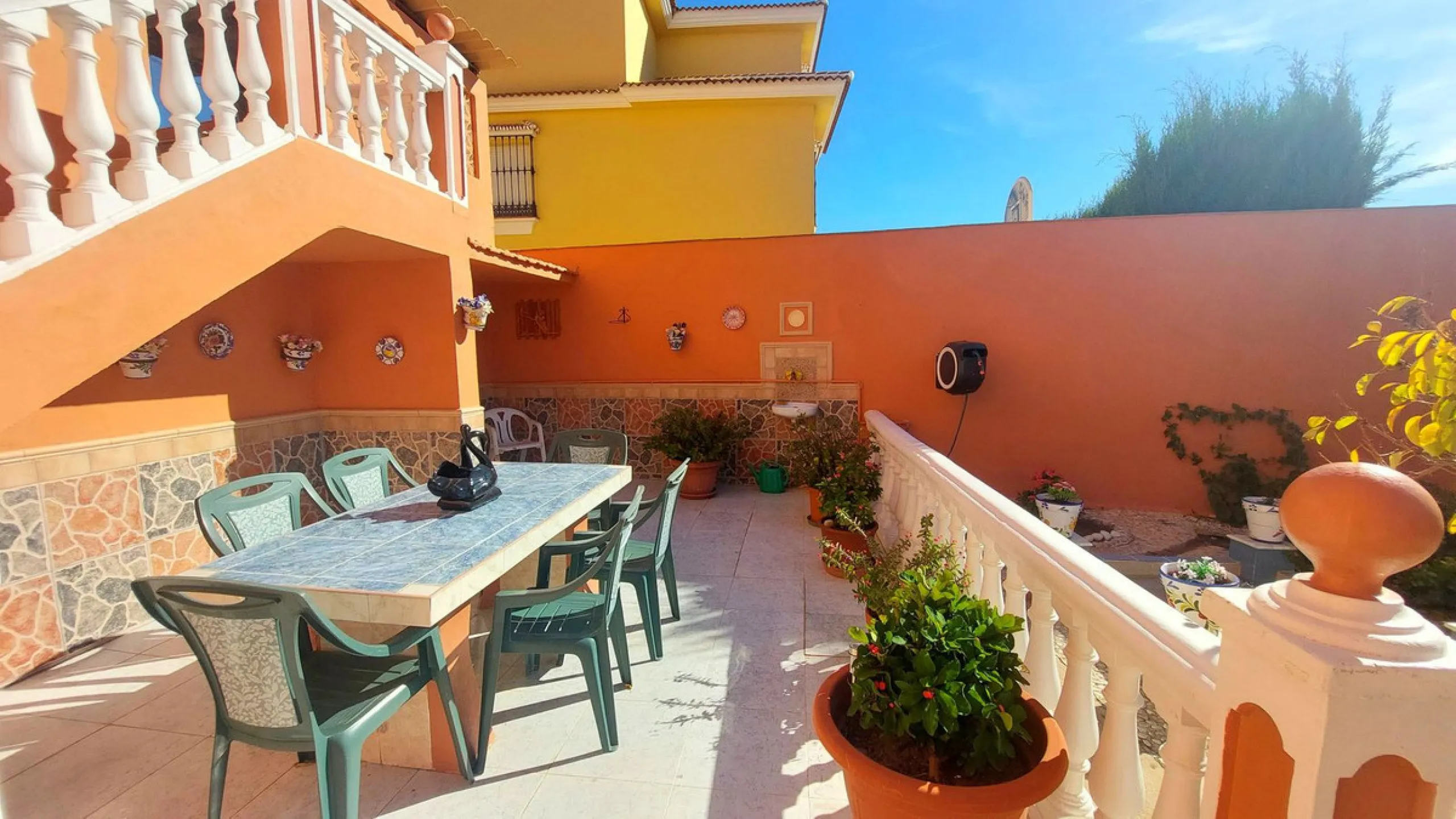 Huge house with large plot in Puerto de la Torre, 10 minutes from Avenida de Carlos Haya, privileged location in quiet area and minutes from Malaga, easy access to the highway. It is distributed in 5 bedrooms and 2 bathrooms, a large living room, terraces