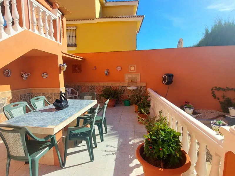 Huge house with large plot in Puerto de la Torre, 10 minutes from Avenida de Carlos Haya, privileged location in quiet area and minutes from Malaga, easy access to the highway. It is distributed in 5 bedrooms and 2 bathrooms, a large living room, terraces