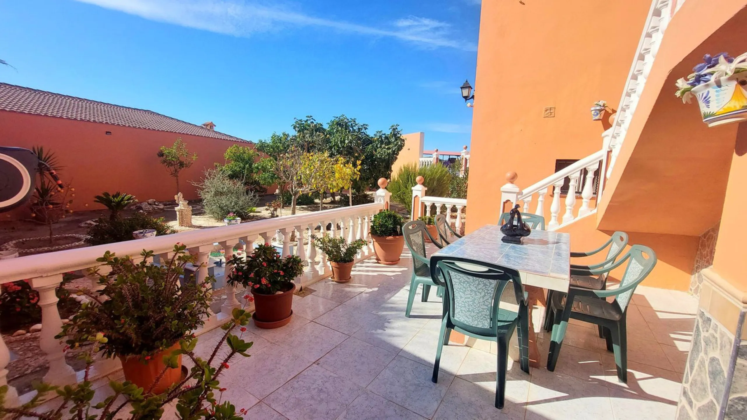Huge house with large plot in Puerto de la Torre, 10 minutes from Avenida de Carlos Haya, privileged location in quiet area and minutes from Malaga, easy access to the highway. It is distributed in 5 bedrooms and 2 bathrooms, a large living room, terraces