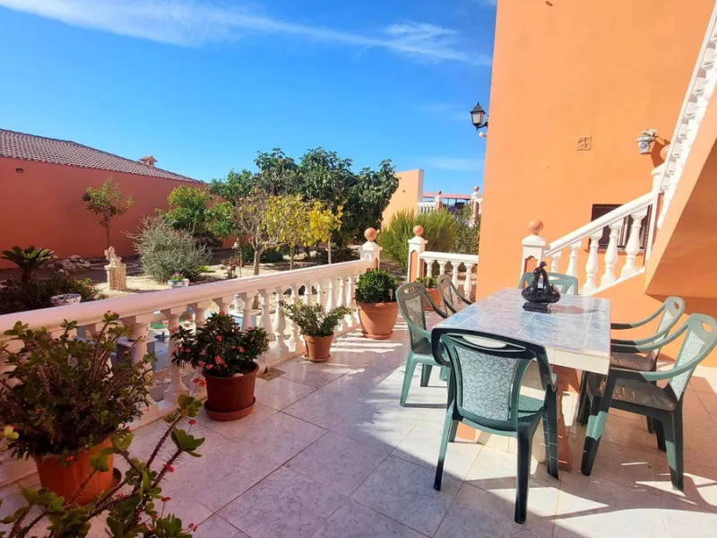 Huge house with large plot in Puerto de la Torre, 10 minutes from Avenida de Carlos Haya, privileged location in quiet area and minutes from Malaga, easy access to the highway. It is distributed in 5 bedrooms and 2 bathrooms, a large living room, terraces