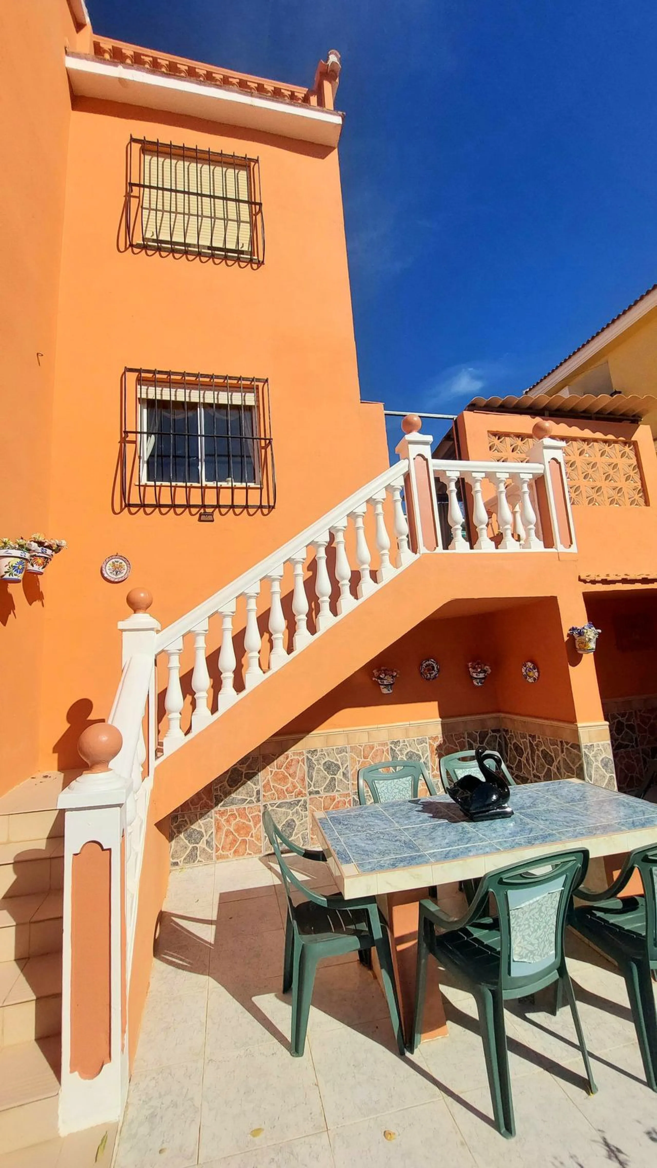 Huge house with large plot in Puerto de la Torre, 10 minutes from Avenida de Carlos Haya, privileged location in quiet area and minutes from Malaga, easy access to the highway. It is distributed in 5 bedrooms and 2 bathrooms, a large living room, terraces