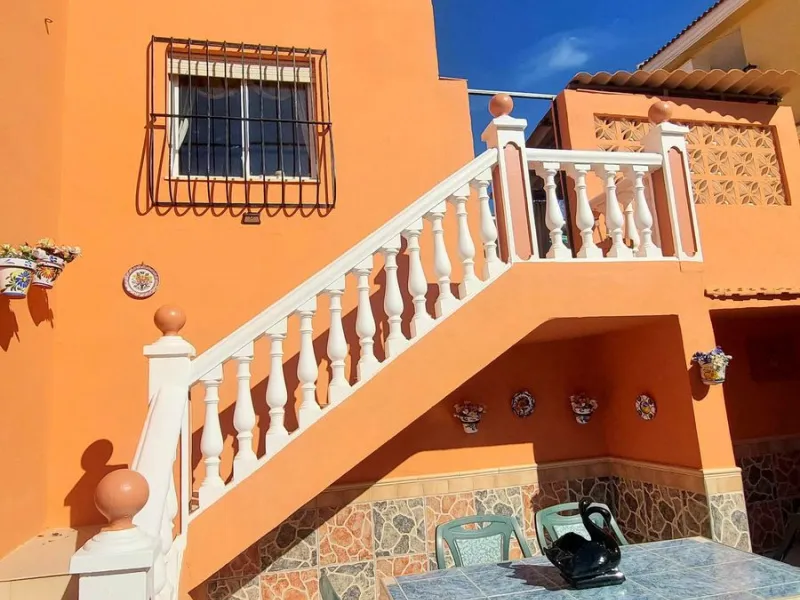 Huge house with large plot in Puerto de la Torre, 10 minutes from Avenida de Carlos Haya, privileged location in quiet area and minutes from Malaga, easy access to the highway. It is distributed in 5 bedrooms and 2 bathrooms, a large living room, terraces